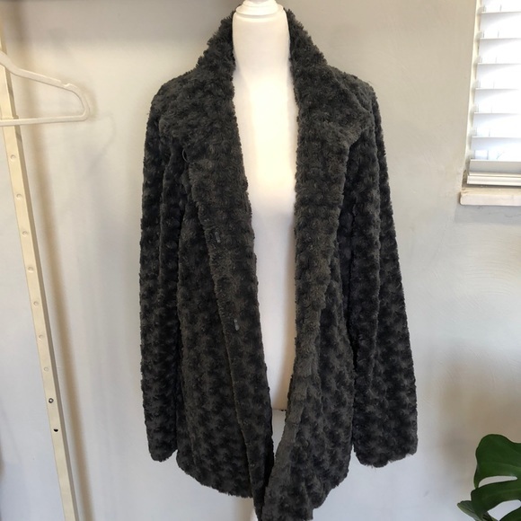 Closing my closet sale!
Dennis Basso faux fur coat - Picture 3 of 10